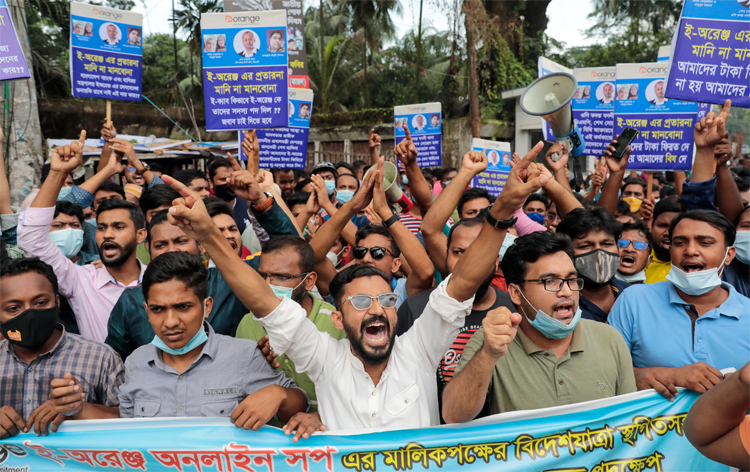 মাশরাফির বাড়ি ঘেরাওয়ের হুঁশিয়ারি ইঅরেঞ্জ 'প্রতারণার শিকার' গ্রাহকদের